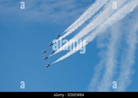 Thunderbirds-Jets führen bei der Chicago Air & Water Show Präzisionsflugzeuge am Himmel durch. Stockfoto
