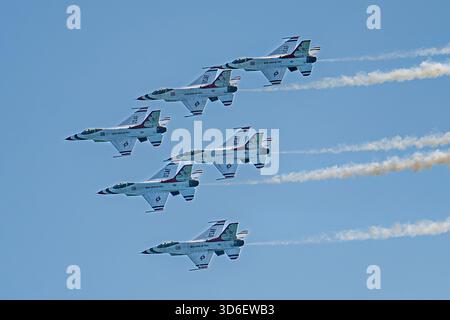 Thunderbirds-Jets führen bei der Chicago Air & Water Show Präzisionsflugzeuge am Himmel durch. Stockfoto