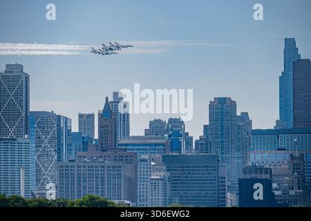 Thunderbirds-Jets führen bei der Chicago Air & Water Show Präzisionsflugzeuge am Himmel durch. Stockfoto