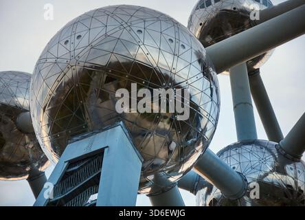 Eine Nahaufnahme des Atomiums in Brüssel, Belgien, mit seinen futuristischen Metallkugeln und Strukturbalken am Himmel Stockfoto