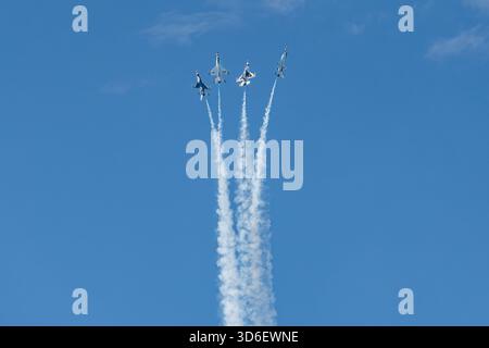 Thunderbirds-Jets führen bei der Chicago Air & Water Show Präzisionsflugzeuge am Himmel durch. Stockfoto