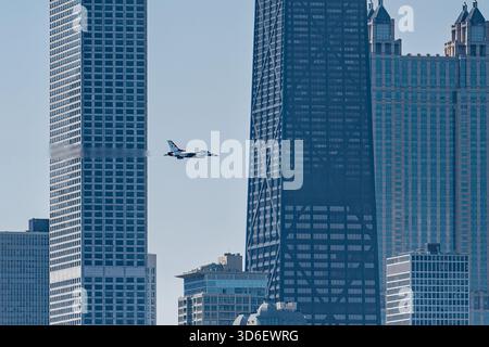 Thunderbirds-Jets führen bei der Chicago Air & Water Show Präzisionsflugzeuge am Himmel durch. Stockfoto