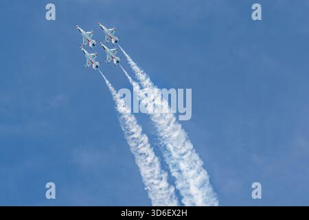 Thunderbirds-Jets führen bei der Chicago Air & Water Show Präzisionsflugzeuge am Himmel durch. Stockfoto