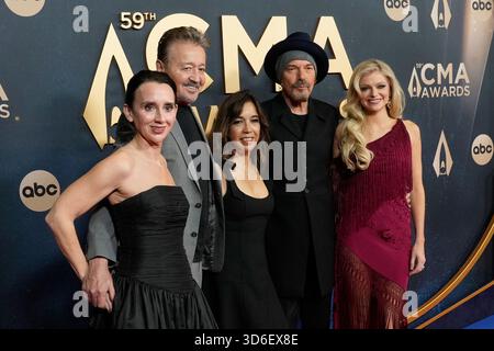 19. November 2025: Nashville, Tennessee: Tammy Stewart, Mark Collie, Connie Angland, Billy Bob Thornton und Carter Faith. 59. CMA Awards im Music City Center. Foto: Mickey Bernal/AdMedia/MediaPunch Stockfoto