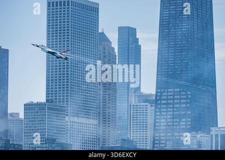 Thunderbirds-Jets führen bei der Chicago Air & Water Show Präzisionsflugzeuge am Himmel durch. Stockfoto