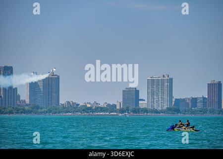 Thunderbirds-Jets führen bei der Chicago Air & Water Show Präzisionsflugzeuge am Himmel durch. Stockfoto