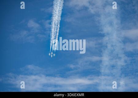 Thunderbirds-Jets führen bei der Chicago Air & Water Show Präzisionsflugzeuge am Himmel durch. Stockfoto