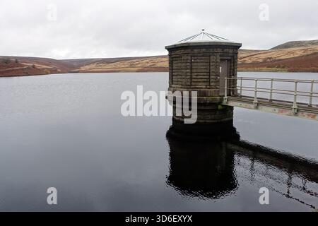 Walshaw Dean Upper Reservoir Valve Tower & Dam Wall am Pennine Way National Trail in der Nähe der Hebden Bridge, West Yorkshire, England, Großbritannien. Stockfoto