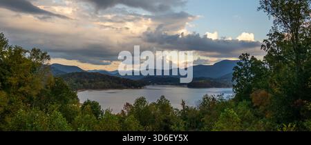 Blick auf den Lake Chatuge in den Blue Ridge Mountains im Norden Georgiens in Hiawassee Georgia USA Stockfoto