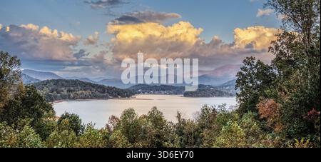 Blick auf den Lake Chatuge in den Blue Ridge Mountains im Norden Georgiens in Hiawassee Georgia USA Stockfoto