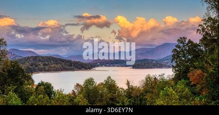 Blick auf den Lake Chatuge in den Blue Ridge Mountains im Norden Georgiens in Hiawassee Georgia USA Stockfoto