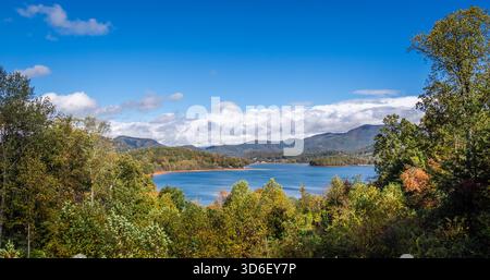 Blick auf den Lake Chatuge in den Blue Ridge Mountains im Norden Georgiens in Hiawassee Georgia USA Stockfoto