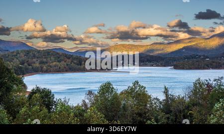 Blick auf den Lake Chatuge in den Blue Ridge Mountains im Norden Georgiens in Hiawassee Georgia USA Stockfoto