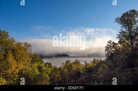 Blick auf den Lake Chatuge in den Blue Ridge Mountains im Norden Georgiens in Hiawassee Georgia USA Stockfoto