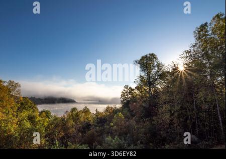 Blick auf den Lake Chatuge in den Blue Ridge Mountains im Norden Georgiens in Hiawassee Georgia USA Stockfoto