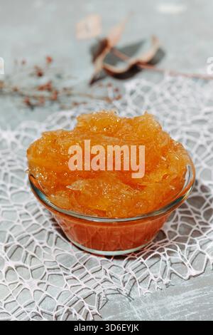 Eine Glasschale gefüllt mit cabello de Angels, einer süßen spanischen Konfektion aus Kürbissträngen, die als Füllung für traditionelles Gebäck und Dessert verwendet wird Stockfoto