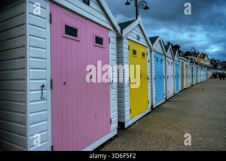 Strandhütten in Lyme Regis, Dorset, Großbritannien. Stockfoto