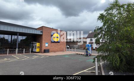 Brompton, Northallerton North Yorkshire UK, 28. Juli 2025: Foto des britischen Dorfes Brompton mit dem berühmten LIDL Food Supermarkt und Auto Stockfoto