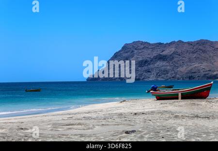Fischerboote am Strand, Praia de Sao Pedro, Insel Sao Vicente, Kap Verde, Cabo Verde, Afrika. Farol de Dona Amelia im Hintergrund. Stockfoto