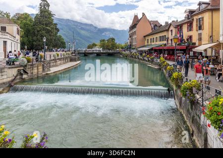 Cafés und Restaurants am Fluss Thiou in Annecy, Haute-Savoie, Auvergne-Rhône-Alpes, Frankreich Stockfoto