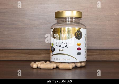 Ostrava, Tschechien - 18. Dezember 2023: Golden Nature Triple Maca Nahrungsergänzungsmittel mit Pillen für bessere Fruchtbarkeit Stockfoto