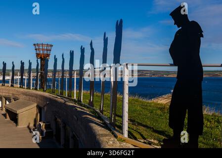 Weymouth, Dorset, Großbritannien. November 2025. Wetter in Großbritannien: Sonniger und kalter Tag, während Besucher durch die Standing with Giants Falklands Tribute im Nothe Fort, Weymouth's Historic Sea Fort an der Jurassic Coast, spazieren. Die großformatige, bis 30 im Fort gehaltene Kunstinstallation zeigt lebensgroße Silhouetten von 255 Soldaten und 3 Zivilisten, die während des Falklands-Konflikts 1982 ihr Leben verloren haben. Quelle: Carolyn Jenkins/Alamy Live News Stockfoto