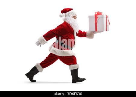 Santa claus in Eile, ein Geschenk zu tragen und schnell zu gehen, isoliert auf weißem Hintergrund Stockfoto