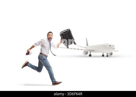 Passagier mit Koffer und Reisepass und rennt zu einem Flugzeug isoliert auf weißem Hintergrund Stockfoto