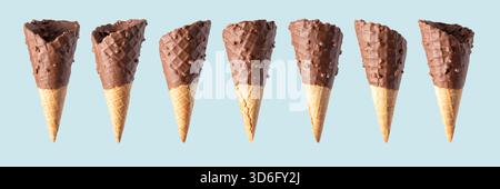 Set aus leeren Eiskegeln mit glasierter Schokolade auf blauem Hintergrund. Bannerdesign. Stockfoto