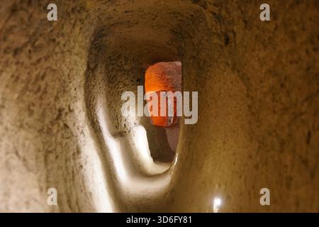 NEVSEHIR, TURKIYE - 09. AUGUST 2025: Kaymakli unterirdische Stadt in Kaymakli Stadt Stockfoto