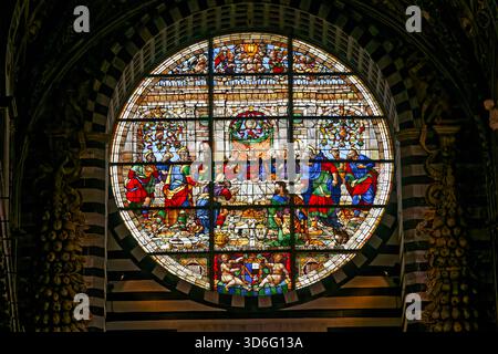 Siena, Toskana, Italien, ITA - Dom Santa Maria Assunta von Siena 25.05.2019, Siena, Toskana, Italien, ITA - Dom Santa Maria Assunta. Buntglas-Fenster der Rose mit Abendmahlmotiv im Dom Santa Maria Assunta. Baustil: Fruehgotik. MODELLFREIGABE: NEIN, EIGENSCHAFTSFREIGABE: NEIN, c Stefan Trappe, http://www.trappe-foto.de, stefantrappe-foto.de - bei Verwendung des Fotos ausserhalb journalistischer Zwecke bitte Ruecksprache halten - Jede Nutzung des Fotos ist honorarpflichtig Siena Toskana Italien *** Siena, Toskana, Italien, ITA Cathedral Santa Maria Assunta of Siena 25 05 2019, Siena, Tuscany, Italy, ITA C Stockfoto