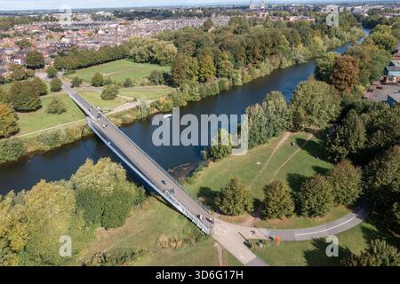 Luftdrohnenfoto der berühmten Millennium Bridge, eine Fußgängerbrücke, die über den Fluss Ouse im Herzen der Stadt York in Yorkshire i verläuft Stockfoto