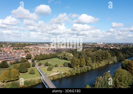 Luftdrohnenfoto der berühmten Millennium Bridge, eine Fußgängerbrücke, die über den Fluss Ouse im Herzen der Stadt York in Yorkshire i verläuft Stockfoto
