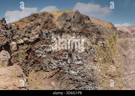 Das Innere des Vulkankraters Vesuv, Italien. Es liegt am Golf von Neapel in Kampanien, etwa 9 km von Neapel entfernt Stockfoto