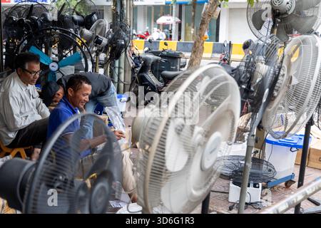 Kambodscha 2025 Phnom Penh - 20. November 2025: Arbeiter reparieren Ventilatoren in den Straßen Innenstadt von Phnom Penh. Stockfoto