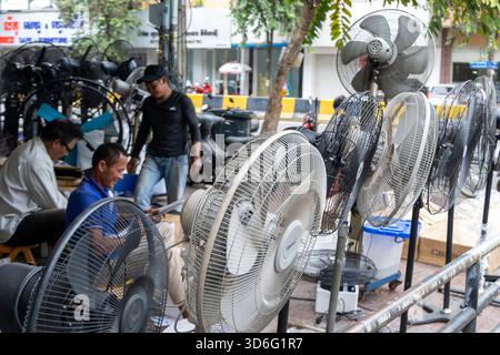 Kambodscha 2025 Phnom Penh - 20. November 2025: Arbeiter reparieren Ventilatoren in den Straßen Innenstadt von Phnom Penh. Stockfoto