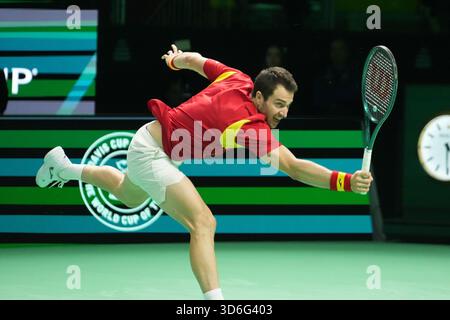 Bologna, Bretagne, Italien. November 2025. Pedro Martinez aus Spanien während des Davis Cup 2025, Finale 8, Tennisveranstaltung am 19. November 2025 in Bologna, Italien - Foto Laurent Lairys (Foto: © Laurent Lairys/ZUMA Press Wire) NUR REDAKTIONELLE VERWENDUNG! Nicht für kommerzielle ZWECKE! Stockfoto