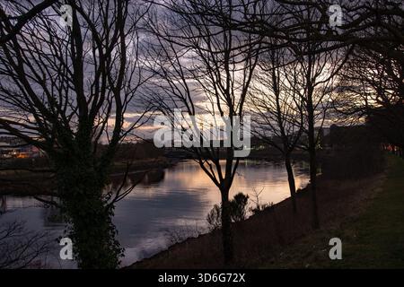Blick auf den Fluss Dee von der Victoria Bridge, Blick ins Landesinnere in Richtung North Esplanade Way und den Eingang zur Stadt. Stockfoto