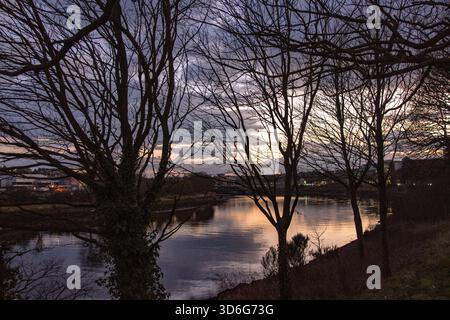 Blick auf den Fluss Dee von der Victoria Bridge, Blick ins Landesinnere in Richtung North Esplanade Way und den Eingang zur Stadt. Stockfoto