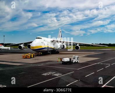 Belfast, Nordirland, 19. Juni 2025: Ein ukrainischer Antonov 124-100 fährt an einem EasyJet Airbus und einem BP-Tanker vorbei, als er Belfast International verlässt Stockfoto