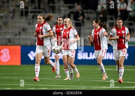 Stockholm, Schweden. November 2025. STOCKHOLM, SCHWEDEN 20251120Ajax Jonna van de Velde, Bo van Egmond, Renee van Asten und Danique Noordman feiern nach dem Tor 0-1 von #10 Joëlle Smits während des Qualifikationsspiels der UEFA Women's Europa Cup zwischen Hammarby IF und AFC Ajax in der Stockholm Arena (3Arena) am 20. November 2025 in Stockholm, Schweden. Foto: Pontus Lundahl/TT/Code 10050 dieser Text ist automatisch übersetzt Credit: TT News Agency/Alamy Live News Stockfoto