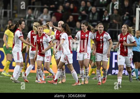 Stockholm, Schweden. November 2025. STOCKHOLM, SCHWEDEN 20251120Aljax-Spieler feiern nach dem Tor 0-1 von #10 Joëlle Smits während des Qualifikationsspiels der UEFA Women's Europa Cup zwischen Hammarby IF und AFC Ajax in der Stockholm Arena (3Arena) am 20. November 2025 in Stockholm, Schweden. Foto: Pontus Lundahl/TT/Code 10050 dieser Text ist automatisch übersetzt Credit: TT News Agency/Alamy Live News Stockfoto