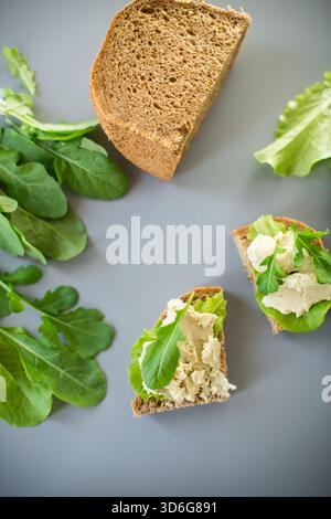 Hausgemachtes Roggenbrot mit Heringpaste und Rucola. Stockfoto