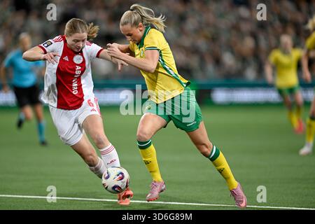 Stockholm, Schweden. November 2025. STOCKHOLM, SCHWEDEN 20251120Ajax-Jonna van de Velde gegen Hammarbys Ellen Wangerheim während des Qualifikationsspiels der UEFA Women's Europa Cup zwischen Hammarby IF und AFC Ajax in der Stockholm Arena (3Arena) am 20. November 2025 in Stockholm, Schweden. Foto: Pontus Lundahl/TT/Code 10050 dieser Text ist automatisch übersetzt Credit: TT News Agency/Alamy Live News Stockfoto