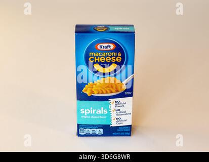 BEMIDJI, MN - 17. November 2020: Schachtel mit Kraft Makkaroni und Käse Abendessen mit Spiralen und originellem Geschmack. Stockfoto