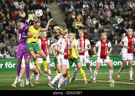Stockholm, Schweden. November 2025. STOCKHOLM, SCHWEDEN 20251120Ajax Torhüterin Regina van Eijk und Hammarby's Ellen Wangerheim in einem Kopfduell während des Qualifikationsspiels zum Europapokal am Donnerstag zwischen Hammarby IF und AFC Ajax in der 3Arena. Foto: Pontus Lundahl/TT/Code 10050 dieser Text ist automatisch übersetzt Credit: TT News Agency/Alamy Live News Stockfoto