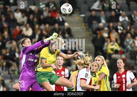 Stockholm, Schweden. November 2025. STOCKHOLM, SCHWEDEN 20251120Ajax Torhüterin Regina van Eijk und Hammarby's Ellen Wangerheim in einem Kopfduell während des Qualifikationsspiels zum Europapokal am Donnerstag zwischen Hammarby IF und AFC Ajax in der 3Arena. Foto: Pontus Lundahl/TT/Code 10050 dieser Text ist automatisch übersetzt Credit: TT News Agency/Alamy Live News Stockfoto
