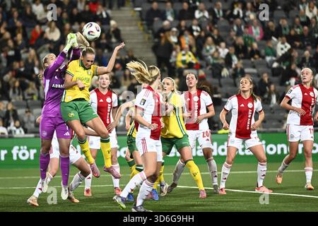 Stockholm, Schweden. November 2025. STOCKHOLM, SCHWEDEN 20251120Ajax Torhüterin Regina van Eijk und Hammarby's Ellen Wangerheim in einem Kopfduell während des Qualifikationsspiels des UEFA Women's Europa Cup zwischen Hammarby IF und AFC Ajax in der Stockholm Arena (3Arena) am 20. November 2025 in Stockholm, Schweden. Foto: Pontus Lundahl/TT/Code 10050 dieser Text ist automatisch übersetzt Credit: TT News Agency/Alamy Live News Stockfoto
