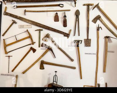 Verschiedene Vintage Handwerkzeuge für Landwirtschaft und Tischlerei werden im Landmuseum ausgestellt Stockfoto
