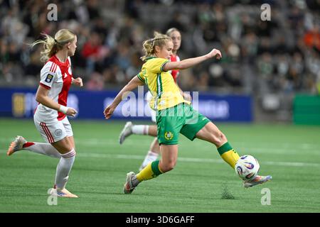 Stockholm, Schweden. November 2025. STOCKHOLM, SCHWEDEN 20251120Hammarbys Julie Blakstad mit dem Ball im Qualifikationsspiel 2 von 2 zwischen Hammarby IF und AFC Ajax am Donnerstag in der 3Arena. Foto: Pontus Lundahl/TT/Code 10050 dieser Text ist automatisch übersetzt Credit: TT News Agency/Alamy Live News Stockfoto